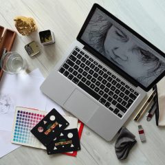 数据核验编辑在办公桌前比对数字与图表，屏幕上呈现结算费用科目明细